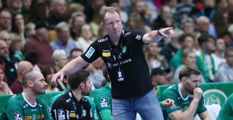 Leipzig, 30.11.2025, Arena Leipzig, Handball, Bundesliga, 14.Spieltag , SC DHfK Leipzig vs. TSV Hannover - Burgdorf, Im Bild; Trainer Frank Carstens, DHfK Leipzig. , Nur zur redaktionellen Nutzung. Only editorial use. , DHB HBL regulations prohibit any use of photographs as image sequences and or quasi-video. ,
