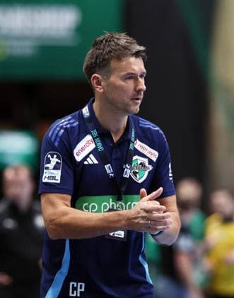 Leipzig, 30.11.2025, Arena Leipzig, Handball, Bundesliga, 14.Spieltag , SC DHfK Leipzig vs. TSV Hannover - Burgdorf, Im Bild; Christian Prokop, TSV Hannover - Burgdorf. , Nur zur redaktionellen Nutzung. Only editorial use. , DHB HBL regulations prohibit any use of photographs as image sequences and or quasi-video. ,