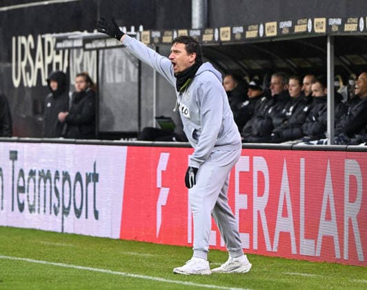 Fussball - 2.Bundesliga - Saison 2025 26 30.11.2025 Ursapharm-Arena SV Elversberg (elv) - SV Darmstadt 98 (da) 0:0 Trainer Vincent WAGNER (SV Elversberg) Fussball - 2. Bundesliga - SV Elversberg