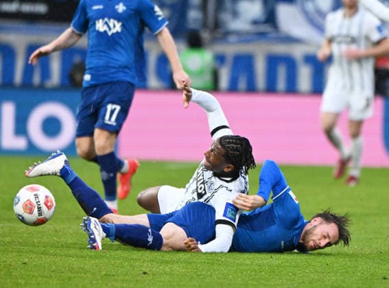 Fussball - 2.Bundesliga - Saison 2025 26 30.11.2025 Ursapharm-Arena SV Elversberg (elv) - SV Darmstadt 98 (da) 0:0 Jarzinho MALANGA (SV Elversberg), oben wird von Aleksandar VUKOTIC (SV Darmstadt 98) gefoult Fussball - 2. Bundesliga - SV Elversberg