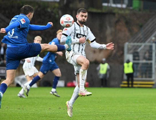 Fussball - 2.Bundesliga - Saison 2025 26 30.11.2025 Ursapharm-Arena SV Elversberg (elv) - SV Darmstadt 98 (da) 0:0 Patric PFEIFFER (SV Darmstadt 98), li - Lukasz POREBA (SV Elversberg) Fussball - 2. Bundesliga - SV Elversberg