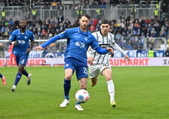 Fussball - 2.Bundesliga - Saison 2025 26 30.11.2025 Ursapharm-Arena SV Elversberg (elv) - SV Darmstadt 98 (da) 0:0 Aleksandar VUKOTIC (SV Darmstadt 98), li - Felix KEIDEL (SV Elversberg) Fussball - 2. Bundesliga - SV Elversberg