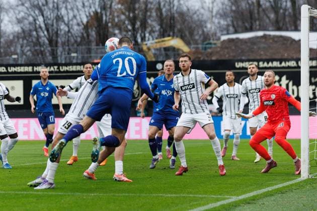 Aleksandar Vukovic (SV Darmstadt 98) im Zweikampf mit Lukas Pinckert (SV 07 Elversberg), SV Elversberg vs SV Darmstadt 96, Fussball, 2. Bundesliga, 14. Spieltag, Saison 2025 2026, 30.11.2025 DFB regulations prohibit any use of photographs as image sequences and or quasi-video. SV Elversberg vs SV Darmstadt 96, Fussball, 2. Bundesliga, 14. Spieltag, Saison 2025 2026, 30.11.2025