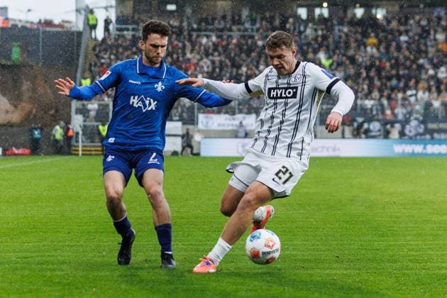 Sergio Lopez (SV Darmstadt 98) im Zweikampf mit Lasse Guenther (SV 07 Elversberg), SV Elversberg vs SV Darmstadt 96, Fussball, 2. Bundesliga, 14. Spieltag, Saison 2025 2026, 30.11.2025 DFB regulations prohibit any use of photographs as image sequences and or quasi-video. SV Elversberg vs SV Darmstadt 96, Fussball, 2. Bundesliga, 14. Spieltag, Saison 2025 2026, 30.11.2025