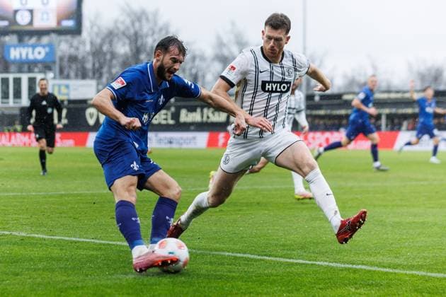 Killian Corredor (SV Darmstadt 98) im Zweikampf mit Florian Le Joncour (SV 07 Elversberg) , SV Elversberg vs SV Darmstadt 96, Fussball, 2. Bundesliga, 14. Spieltag, Saison 2025 2026, 30.11.2025 DFB regulations prohibit any use of photographs as image sequences and or quasi-video. SV Elversberg vs SV Darmstadt 96, Fussball, 2. Bundesliga, 14. Spieltag, Saison 2025 2026, 30.11.2025