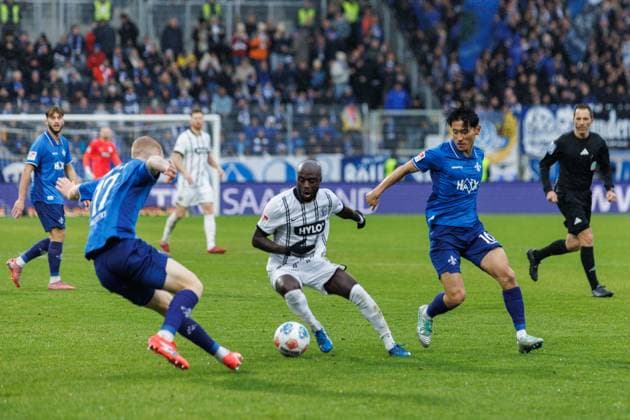 Amara Conde (SV 07 Elversberg) im Zweikampf mit Hiroki Akiyama (SV Darmstadt 98) und Kai Klefisch (SV Darmstadt 98), SV Elversberg vs SV Darmstadt 96, Fussball, 2. Bundesliga, 14. Spieltag, Saison 2025 2026, 30.11.2025 DFB regulations prohibit any use of photographs as image sequences and or quasi-video. SV Elversberg vs SV Darmstadt 96, Fussball, 2. Bundesliga, 14. Spieltag, Saison 2025 2026, 30.11.2025
