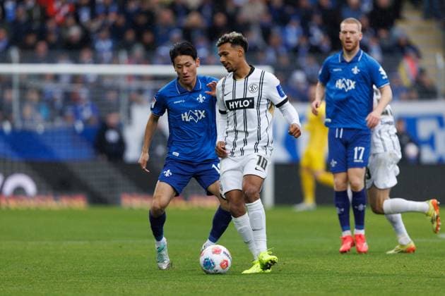 Bambase Conte (SV 07 Elversberg) im Zweikampf mit Hiroki Akiyama (SV Darmstadt 98), SV Elversberg vs SV Darmstadt 96, Fussball, 2. Bundesliga, 14. Spieltag, Saison 2025 2026, 30.11.2025 DFB regulations prohibit any use of photographs as image sequences and or quasi-video. SV Elversberg vs SV Darmstadt 96, Fussball, 2. Bundesliga, 14. Spieltag, Saison 2025 2026, 30.11.2025