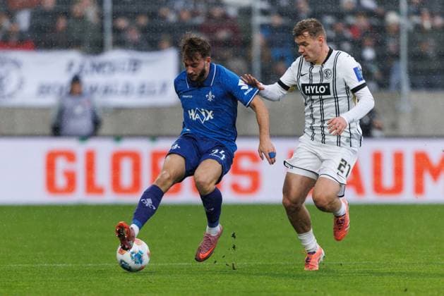 Killian Corredor (SV Darmstadt 98) im Zweikampf mit Lasse Guenther (SV 07 Elversberg), SV Elversberg vs SV Darmstadt 96, Fussball, 2. Bundesliga, 14. Spieltag, Saison 2025 2026, 30.11.2025 DFB regulations prohibit any use of photographs as image sequences and or quasi-video. SV Elversberg vs SV Darmstadt 96, Fussball, 2. Bundesliga, 14. Spieltag, Saison 2025 2026, 30.11.2025