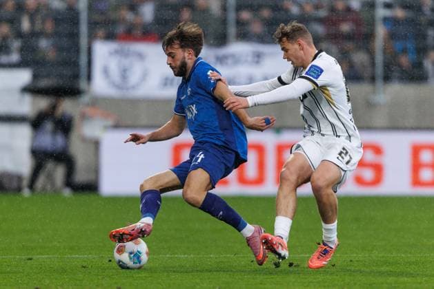 Killian Corredor (SV Darmstadt 98) im Zweikampf mit Lasse Guenther (SV 07 Elversberg), SV Elversberg vs SV Darmstadt 96, Fussball, 2. Bundesliga, 14. Spieltag, Saison 2025 2026, 30.11.2025 DFB regulations prohibit any use of photographs as image sequences and or quasi-video. SV Elversberg vs SV Darmstadt 96, Fussball, 2. Bundesliga, 14. Spieltag, Saison 2025 2026, 30.11.2025