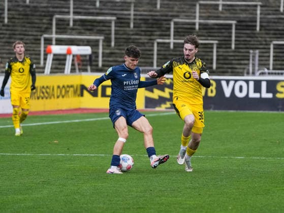 Benjamin Friesen (SC Wiedenbrueck, 22) im Zweikampf gegen Tony Reitz (Borussia Dortmund U23, 36) BVB Borussia Dortmund U23 vs. SC Wiedenbrueck, Fussball, Regionalliga West, 17. Spieltag, Saison 2025 2026, 30.11.2025 BVB Borussia Dortmund U23 vs. SC Wiedenbrueck, Fussball, Regionalliga West, 17. Spieltag, Saison 2025 2026, 30.11.2025 Dortmund Copyright: xEibner-Pressefoto DamianxKruczynx EP_DKI