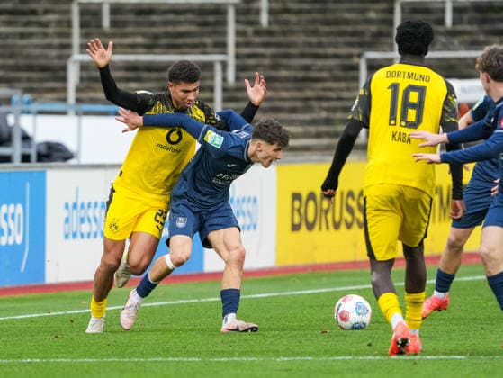 Jordi Paulina (Borussia Dortmund U23, 23) im Zweikampf gegen Benjamin Friesen (SC Wiedenbrueck, 22) BVB Borussia Dortmund U23 vs. SC Wiedenbrueck, Fussball, Regionalliga West, 17. Spieltag, Saison 2025 2026, 30.11.2025 BVB Borussia Dortmund U23 vs. SC Wiedenbrueck, Fussball, Regionalliga West, 17. Spieltag, Saison 2025 2026, 30.11.2025 Dortmund Copyright: xEibner-Pressefoto DamianxKruczynx EP_DKI