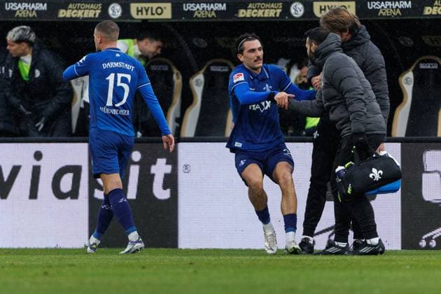 Fraser Hornby (SV Darmstadt 98) muss verletzt vom Platz, SV Elversberg vs SV Darmstadt 96, Fussball, 2. Bundesliga, 14. Spieltag, Saison 2025 2026, 30.11.2025 DFB regulations prohibit any use of photographs as image sequences and or quasi-video. SV Elversberg vs SV Darmstadt 96, Fussball, 2. Bundesliga, 14. Spieltag, Saison 2025 2026, 30.11.2025