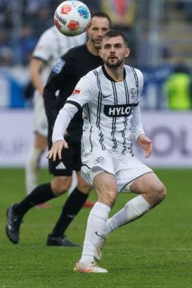 Lukasz Poreba (SV 07 Elversberg) mit Ball, SV Elversberg vs SV Darmstadt 96, Fussball, 2. Bundesliga, 14. Spieltag, Saison 2025 2026, 30.11.2025 DFB regulations prohibit any use of photographs as image sequences and or quasi-video. SV Elversberg vs SV Darmstadt 96, Fussball, 2. Bundesliga, 14. Spieltag, Saison 2025 2026, 30.11.2025