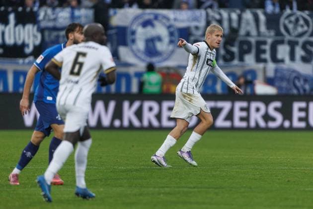 Lukas Pinckert (SV 07 Elversberg) dirigiert, SV Elversberg vs SV Darmstadt 96, Fussball, 2. Bundesliga, 14. Spieltag, Saison 2025 2026, 30.11.2025 DFB regulations prohibit any use of photographs as image sequences and or quasi-video. SV Elversberg vs SV Darmstadt 96, Fussball, 2. Bundesliga, 14. Spieltag, Saison 2025 2026, 30.11.2025