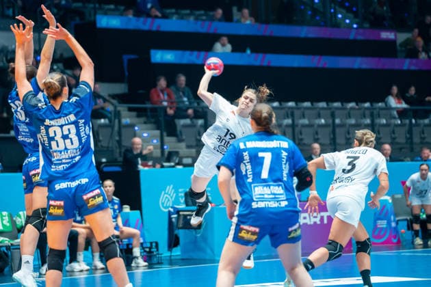 Handball I Frauen I Weltmeisterschaft I Vorrunde I 3. Spieltag I Island - Uruguay I 30.11.2025 Magdalena Guichon Montano (19, Uruguay) im Wurf Stuttgart Porsche Arena Baden-Württemberg Deutschland Copyright: xLobeca MaxxPetershansx