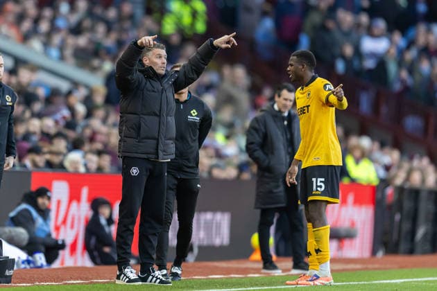 Aston Villa v Wolverhampton Wanderers Premier League 30 11 2025. Wolverhampton Wanderers Head Coach Rob Edwards gestures during the Premier League match between Aston Villa and Wolverhampton Wanderers at Villa Park, Birmingham, England on 30 November 2025. Birmingham Villa Park West Midlands England Editorial use only DataCo restrictions apply See www.football-dataco.com , Copyright: xManjitxNarotrax PSI-23320-0028