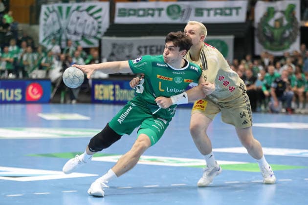 Handball DAIKIN HBL, SC DHfK Leipzig - TSV Hannover-Burgdorf; 30.11.2025 Matej Klima (13, SC DHfK Leipzig) gegen Justus Fischer (54, Hannover-Burgdorf). Handball, DAIKIN HBL, 1. Bundesliga, Saison 2025 2026, 14. Spieltag: SC DHfK Leipzig vs. TSV Hannover-Burgdorf am 30.11.2025 in der Quarterback Immobilien Arena Leipzig. Copyright: xBEAUTIFULxSPORTS JanxKaeferx