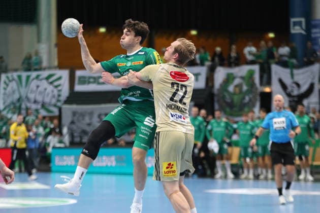 Handball DAIKIN HBL, SC DHfK Leipzig - TSV Hannover-Burgdorf; 30.11.2025 Matej Klima (13, SC DHfK Leipzig) gegen Marian Michalczik (22, Hannover-Burgdorf). Handball, DAIKIN HBL, 1. Bundesliga, Saison 2025 2026, 14. Spieltag: SC DHfK Leipzig vs. TSV Hannover-Burgdorf am 30.11.2025 in der Quarterback Immobilien Arena Leipzig. Copyright: xBEAUTIFULxSPORTS JanxKaeferx