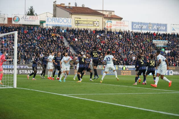 Pisa s Juan Quadrado Makes an attempt to score....During the Serie A soccer match between Pisa and Inter at the Cetilar Arena Romeo Anconetani Stadium in Pisa; Center West Italy; saturday November 30; 2025 ; Soccer  Copyright: xAlessandroxLaxRoccax xLaPressex