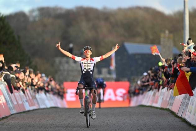 UCI Cyclocross World Cup 2025-2026 Flamanville FLAMANVILLE, FRANCE - NOVEMBER 30 : Nys Thibau (BEL) of Baloise Glowi Lions wins during the 2nd leg of the Flamanville UCI Cyclocross World Cup 2025-2026 a cyclocross race for Men Elite on November 30, 2025 in Flamanville, France, 30 11 2025 ( Flamanville France  Copyright: xBcex