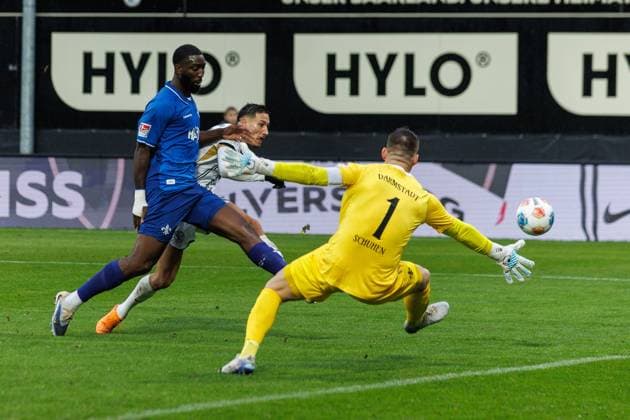 Younes Ebnoutalib (SV 07 Elversberg) vergibt die Riesenchance gegen Patric Pfeiffer (SV Darmstadt 98) und Marcel Schuhen (SV Darmstadt 98), SV Elversberg vs SV Darmstadt 96, Fussball, 2. Bundesliga, 14. Spieltag, Saison 2025 2026, 30.11.2025 DFB regulations prohibit any use of photographs as image sequences and or quasi-video. SV Elversberg vs SV Darmstadt 96, Fussball, 2. Bundesliga, 14. Spieltag, Saison 2025 2026, 30.11.2025