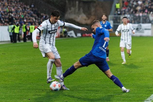 Lukas Petkov (SV 07 Elversberg) im Zweikampf mit Fabian Nuernberger (SV Darmstadt 98), SV Elversberg vs SV Darmstadt 96, Fussball, 2. Bundesliga, 14. Spieltag, Saison 2025 2026, 30.11.2025 DFB regulations prohibit any use of photographs as image sequences and or quasi-video. SV Elversberg vs SV Darmstadt 96, Fussball, 2. Bundesliga, 14. Spieltag, Saison 2025 2026, 30.11.2025