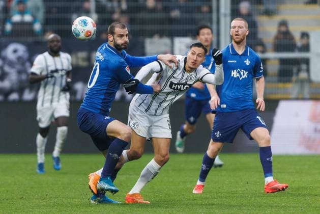 Aleksandar Vukovic (SV Darmstadt 98) im Zweikampf mit Younes Ebnoutalib (SV 07 Elversberg), SV Elversberg vs SV Darmstadt 96, Fussball, 2. Bundesliga, 14. Spieltag, Saison 2025 2026, 30.11.2025 DFB regulations prohibit any use of photographs as image sequences and or quasi-video. SV Elversberg vs SV Darmstadt 96, Fussball, 2. Bundesliga, 14. Spieltag, Saison 2025 2026, 30.11.2025