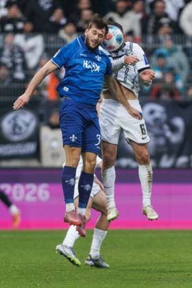 Killian Corredor (SV Darmstadt 98) im Kopfballduell mit Lukasz Poreba (SV 07 Elversberg), SV Elversberg vs SV Darmstadt 96, Fussball, 2. Bundesliga, 14. Spieltag, Saison 2025 2026, 30.11.2025 DFB regulations prohibit any use of photographs as image sequences and or quasi-video. SV Elversberg vs SV Darmstadt 96, Fussball, 2. Bundesliga, 14. Spieltag, Saison 2025 2026, 30.11.2025