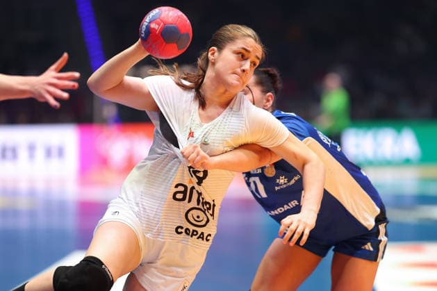 Island - Uruguay, IHF Handball-WM der Frauen Magdalena Guichon Montano (Uruguay, 19). Vorrundenspiel der Handball-WM der Frauen zwischen Island und Uruguay am 30. November 2025 in der Porsche-Arena in Stuttgart., Stuttgart Baden-Württemberg Deutschland Porsche-Arena