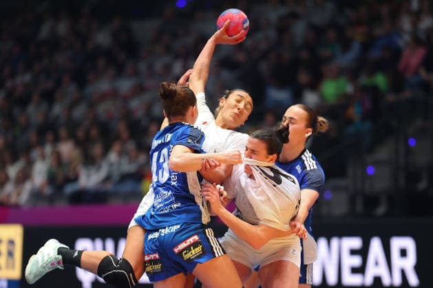 Island - Uruguay, IHF Handball-WM der Frauen Sabrina Grieco Vigna (Uruguay, 3) gegen Matthildur Lilja Jonsdottir (Island, 43). Vorrundenspiel der Handball-WM der Frauen zwischen Island und Uruguay am 30. November 2025 in der Porsche-Arena in Stuttgart., Stuttgart Baden-Württemberg Deutschland Porsche-Arena