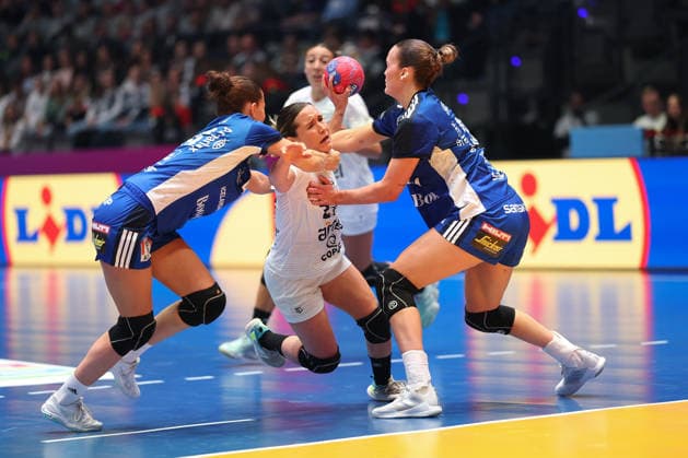 Island - Uruguay, IHF Handball-WM der Frauen Paula Eastman Ruegger (Uruguay, 27) wird von Matthildur Lilja Jonsdottir (Island, 43) gefoult. Vorrundenspiel der Handball-WM der Frauen zwischen Island und Uruguay am 30. November 2025 in der Porsche-Arena in Stuttgart., Stuttgart Baden-Württemberg Deutschland Porsche-Arena