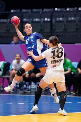 l.-r.: Klara Thorkelsdottir (Island, 17) and Sabrina Golda Lamas (Uruguay, 18), 30.11.2025, 27TH IHF Womens Handball World Championship, WM, Weltmeisterschaft 2025, Iceland - Uruguay, GER, Stuttgart, Porsche Arena Copyright: HMBxMedia xHeikoxBecker