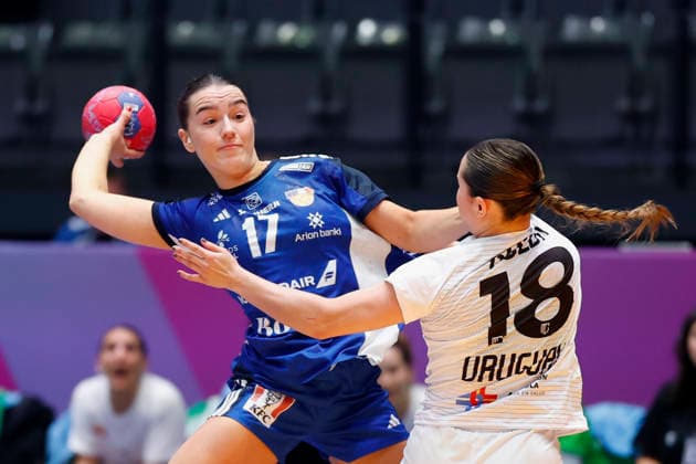 l.-r.: Klara Thorkelsdottir (Island, 17) and Sabrina Golda Lamas (Uruguay, 18), 30.11.2025, 27TH IHF Womens Handball World Championship, WM, Weltmeisterschaft 2025, Iceland - Uruguay, GER, Stuttgart, Porsche Arena Copyright: HMBxMedia xHeikoxBecker