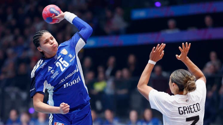 l.-r.: Thea Struludottir (Island, 25) and Sabrina Grieco Vigna (Uruguay, 3), 30.11.2025, 27TH IHF Womens Handball World Championship, WM, Weltmeisterschaft 2025, Iceland - Uruguay, GER, Stuttgart, Porsche Arena Copyright: HMBxMedia xHeikoxBecker