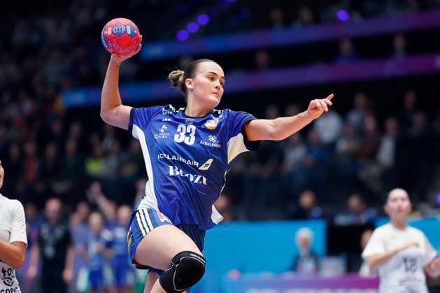 l.-r.: Katrin Jensdottir (Island, 33), 30.11.2025, 27TH IHF Womens Handball World Championship, WM, Weltmeisterschaft 2025, Iceland - Uruguay, GER, Stuttgart, Porsche Arena Copyright: HMBxMedia xHeikoxBecker