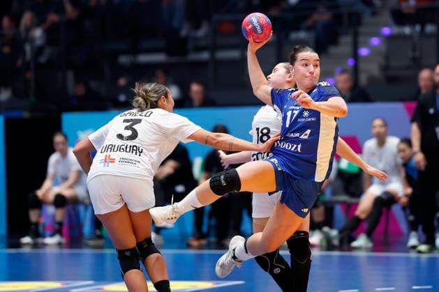 l.-r.: Sabrina Grieco Vigna (Uruguay, 3) and Klara Thorkelsdottir (Island, 17), 30.11.2025, 27TH IHF Womens Handball World Championship, WM, Weltmeisterschaft 2025, Iceland - Uruguay, GER, Stuttgart, Porsche Arena Copyright: HMBxMedia xHeikoxBecker