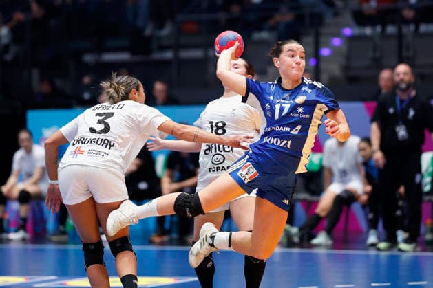 l.-r.: Sabrina Grieco Vigna (Uruguay, 3) and Klara Thorkelsdottir (Island, 17), 30.11.2025, 27TH IHF Womens Handball World Championship, WM, Weltmeisterschaft 2025, Iceland - Uruguay, GER, Stuttgart, Porsche Arena Copyright: HMBxMedia xHeikoxBecker