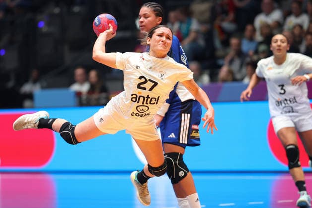 Island - Uruguay, IHF Handball-WM der Frauen Paula Eastman Ruegger (Uruguay, 27) gegen Lovisa Thompson (Island, 19). Vorrundenspiel der Handball-WM der Frauen zwischen Island und Uruguay am 30. November 2025 in der Porsche-Arena in Stuttgart., Stuttgart Baden-Württemberg Deutschland Porsche-Arena