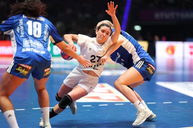 Island - Uruguay, IHF Handball-WM der Frauen Paula Eastman Ruegger (Uruguay, 27) gegen Lovisa Thompson (Island, 19). Vorrundenspiel der Handball-WM der Frauen zwischen Island und Uruguay am 30. November 2025 in der Porsche-Arena in Stuttgart., Stuttgart Baden-Württemberg Deutschland Porsche-Arena