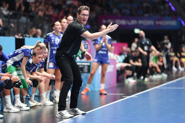 Island - Uruguay, IHF Handball-WM der Frauen Trainer Arnar Petursson (Island). Vorrundenspiel der Handball-WM der Frauen zwischen Island und Uruguay am 30. November 2025 in der Porsche-Arena in Stuttgart., Stuttgart Baden-Württemberg Deutschland Porsche-Arena