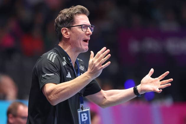Island - Uruguay, IHF Handball-WM der Frauen Trainer Arnar Petursson (Island). Vorrundenspiel der Handball-WM der Frauen zwischen Island und Uruguay am 30. November 2025 in der Porsche-Arena in Stuttgart., Stuttgart Baden-Württemberg Deutschland Porsche-Arena