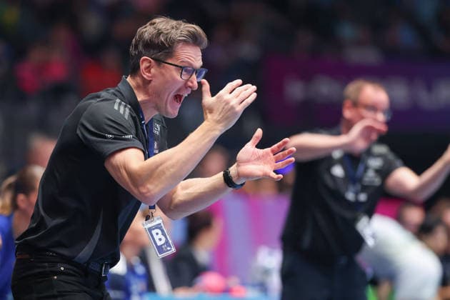 Island - Uruguay, IHF Handball-WM der Frauen Trainer Arnar Petursson (Island). Vorrundenspiel der Handball-WM der Frauen zwischen Island und Uruguay am 30. November 2025 in der Porsche-Arena in Stuttgart., Stuttgart Baden-Württemberg Deutschland Porsche-Arena