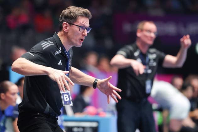 Island - Uruguay, IHF Handball-WM der Frauen Trainer Arnar Petursson (Island). Vorrundenspiel der Handball-WM der Frauen zwischen Island und Uruguay am 30. November 2025 in der Porsche-Arena in Stuttgart., Stuttgart Baden-Württemberg Deutschland Porsche-Arena