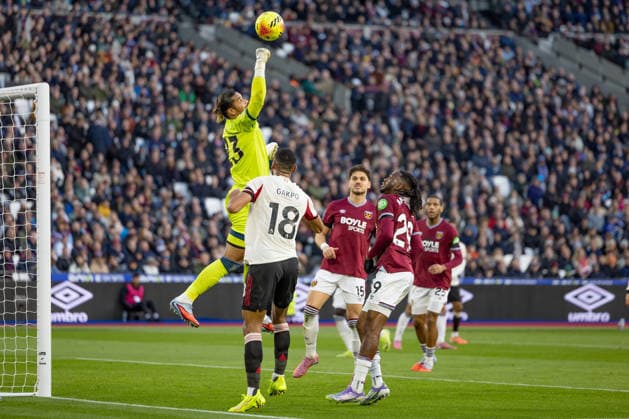 West Ham United v Liverpool FC, Premier League, Football, The London Stadium, London, UK - 30 Nov 2025 Goalkeeper Lukasz Fabianski of West Ham United saves a goal attempt from Cody Gakpo of Liverpool FC London The London Stadium Stratford GBR, UK NEWSPAPERS OUT Copyright: xEllixBirchx