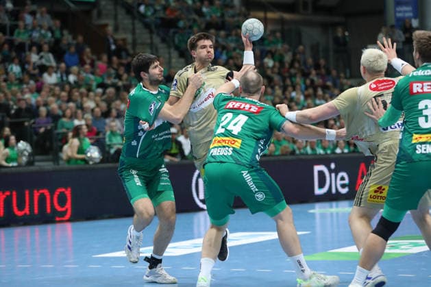 30.11.2025, xtgx, Handball, Daikin HBL, SC DHfK Leipzig - TSV Hannover Burgdorf v.l. Marko Mamic (Leipzig, 14), Renars Uscins (Hannover, 10) Zweikampf, Duell, Kampf, tackle Leipzig