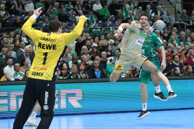 30.11.2025, xtgx, Handball, Daikin HBL, SC DHfK Leipzig - TSV Hannover Burgdorf v.l. Renars Uscins (Hannover, 10) wirft Tor, Torschuetze, erzielt Tor, Treffer, scores the goal Leipzig