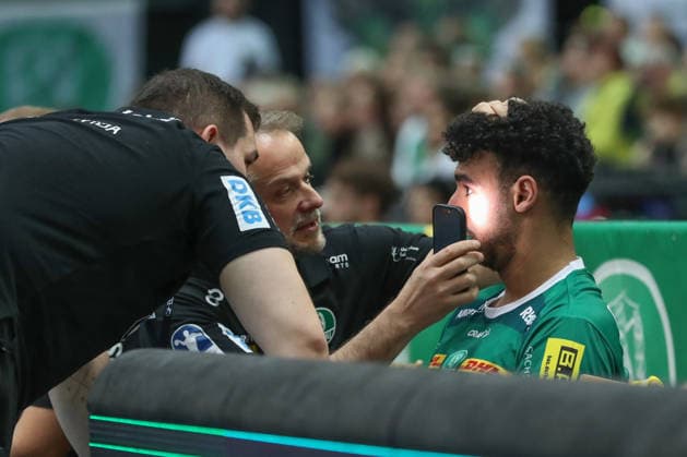 30.11.2025, xtgx, Handball, Daikin HBL, SC DHfK Leipzig - TSV Hannover Burgdorf v.l. Ahmed Moustafa Khairi Nasralla (Leipzig, 17) verletzt Verletzung Leipzig