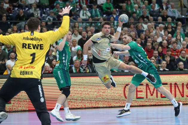 30.11.2025, xtgx, Handball, Daikin HBL, SC DHfK Leipzig - TSV Hannover Burgdorf v.l. Renars Uscins (Hannover, 10) wirft Tor, Torschuetze, erzielt Tor, Treffer, scores the goal Leipzig
