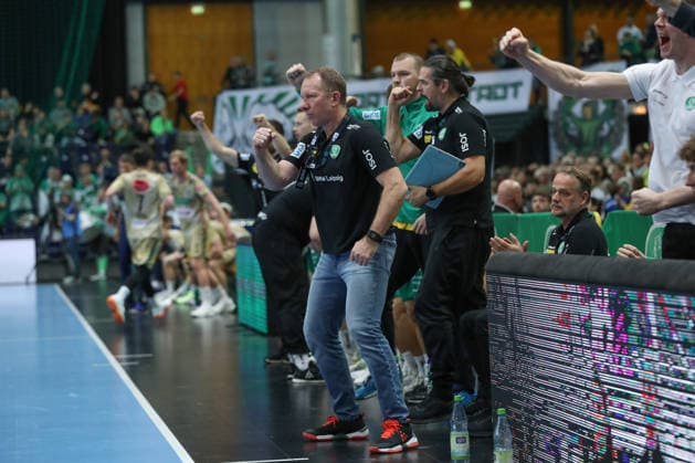 30.11.2025, xtgx, Handball, Daikin HBL, SC DHfK Leipzig - TSV Hannover Burgdorf v.l. Frank Carstens (Leipzig, Trainer) Jubel, Torjubel, jubelt ueber das Tor, celebrate the goal, celebration Leipzig