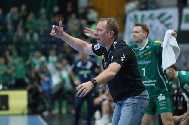 30.11.2025, xtgx, Handball, Daikin HBL, SC DHfK Leipzig - TSV Hannover Burgdorf v.l. Frank Carstens (Leipzig, Trainer) gibt Anweisungen, gestikuliert mit den Armen, gesticulate, gives instructions Leipzig